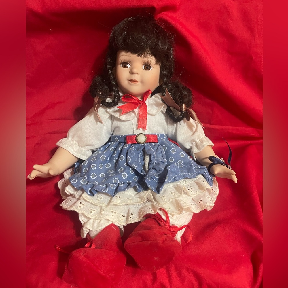 Heirloom Duck House Doll /5000 Numbered Edition -no stand or certificate-marked